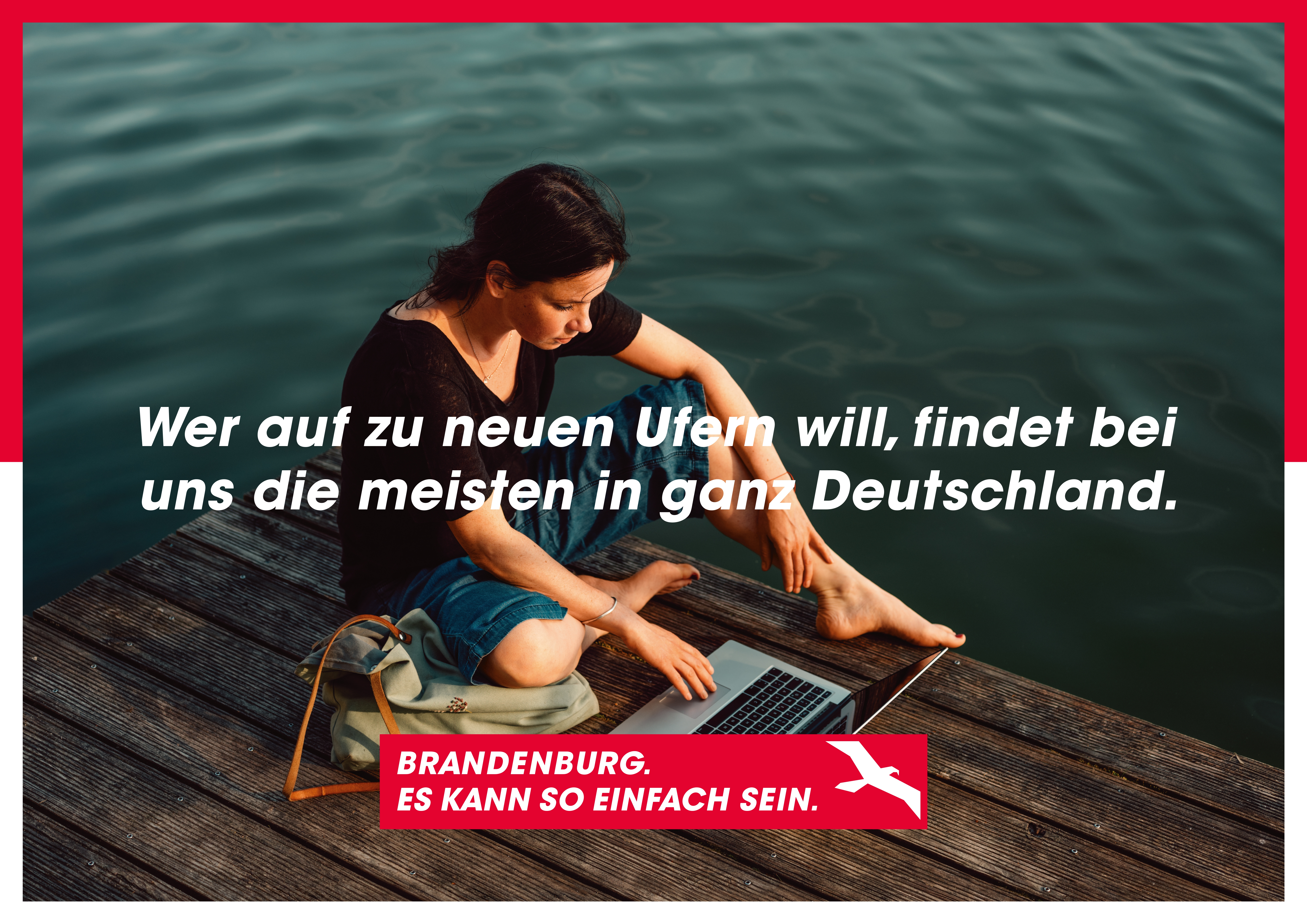Eine Frau sitzt mit einem Laptop an einem Steg. Darauf der Schriftzug "Wer auf zu neuen Ufern will, findet bei uns die meisten in ganz Deutschland".  Am unteren Bildrand das Kampagnenlogo mit dem Schriftzug "Brandenburg. Es kann so einfach sein."