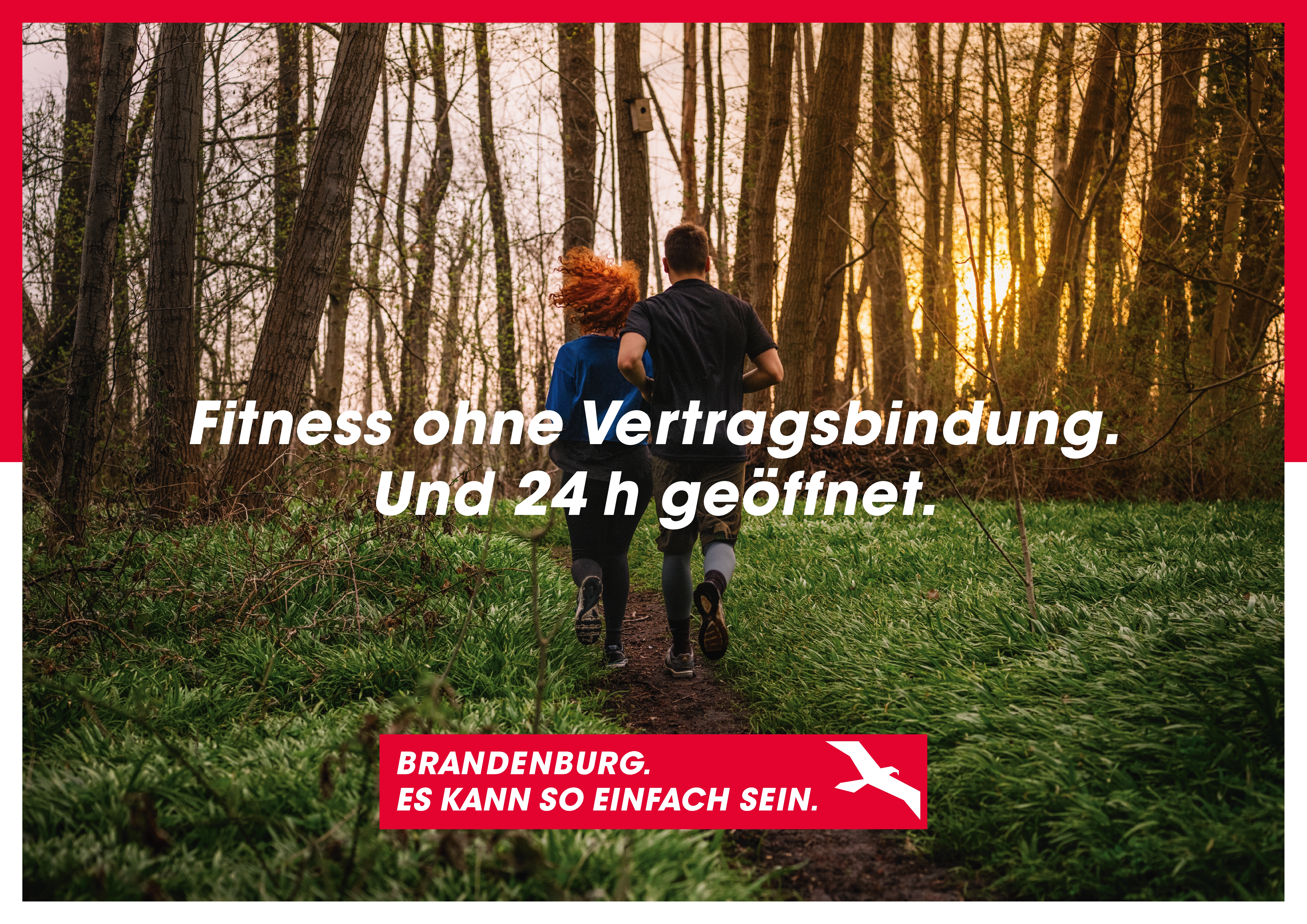 Zwei joggende Menschen im Wald. Darauf der Schriftzug "Fitness ohne Vertragsbindung. Und 24h geöffnet". Am unteren Bildrand das Kampagnenlogo mit dem Schriftzug "Brandenburg. Es kann so einfach sein."
