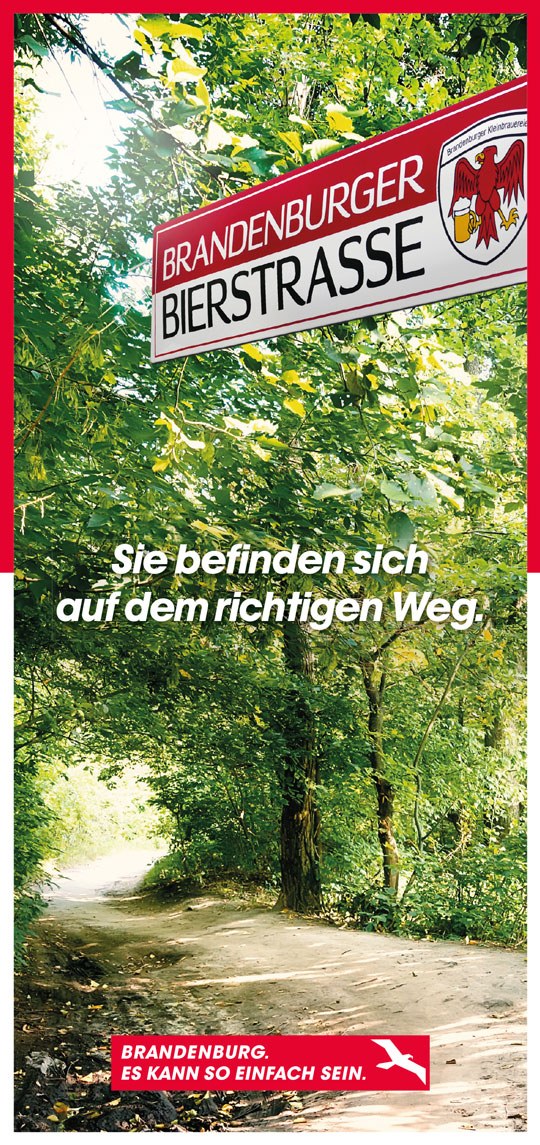Ein rot-weißes Straßenschild mit der Schrift "Brandenburger Bierstrasse" an einem Waldweg. Darauf ein weißer Schriftzug "Sie befinden sich auf dem richtigen Weg". Am unteren Bildrand ein rotes Logo mit der Schrift "Brandenburg. Es kann so einfach sein."