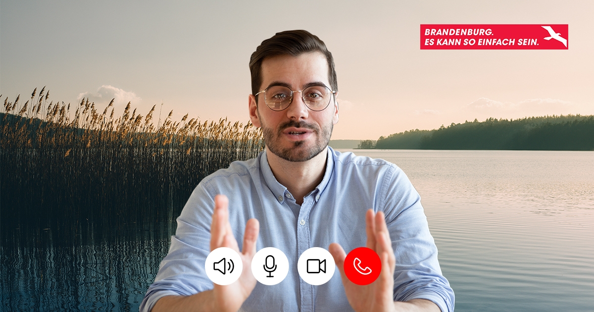 Ein Mann in einem Videocall. Im Hintergrund ein See und Wald. Im oberen rechten Eck ein rotes Logo mit der Schrift "Brandenburg. Es kann so einfach sein."