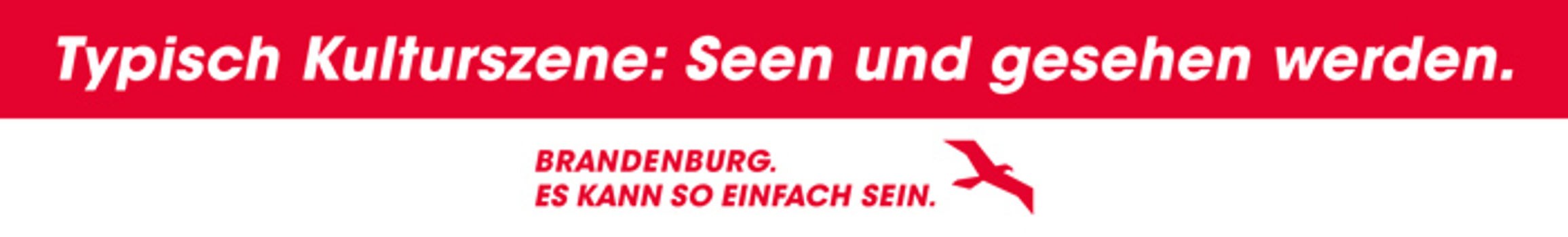 Ein rot-weißes Banner mit dem Schriftzug "Typisch Kulturszene: Seen und gesehen werden." Darunter das Kampagnenlogo "Brandenburg. Es kann so einfach sein."