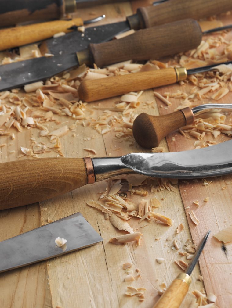 Ein Holztisch mit Tischler-Werkzeugen.