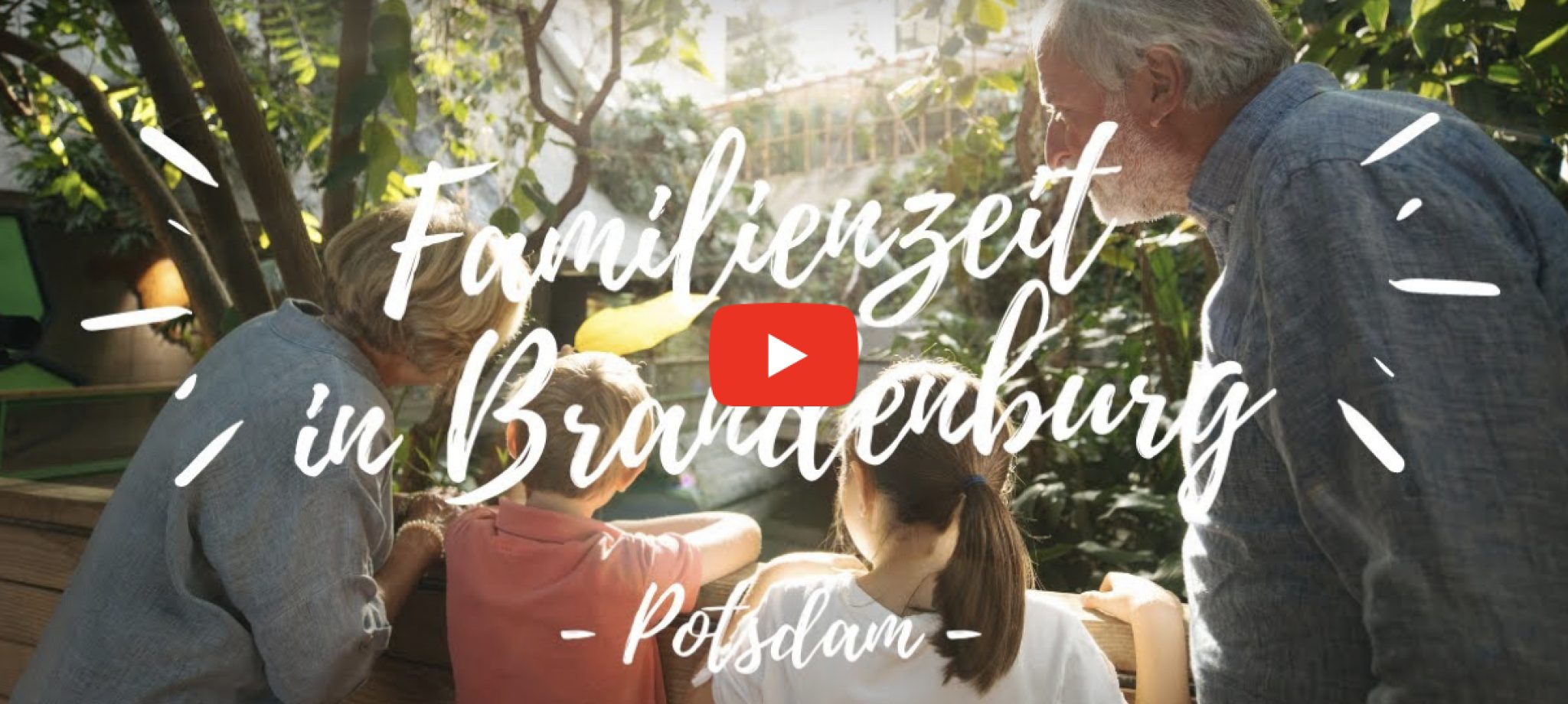 Großeltern mit ihren zwei Enkeln gucken sich Potsdam an. Eine Aufschrift "Familienzeit in Brandenburg. Potsdam"