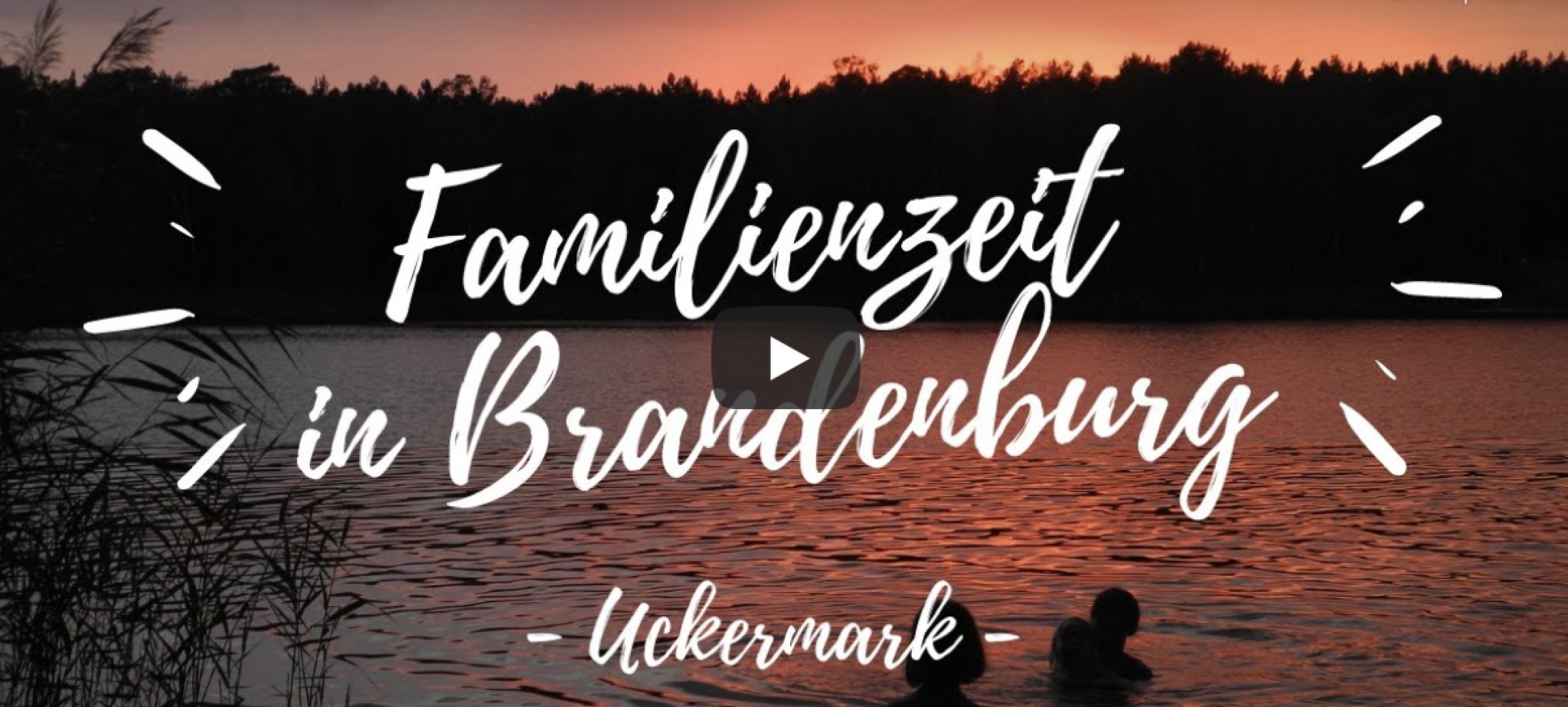 Ein See im Abendlicht. Zwei Menschen baden. Eine Aufschrift "Familienzeit in Brandenburg. Uckermark"
