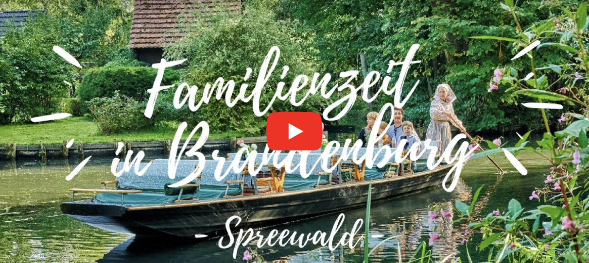Eine Familie fährt auf einem Kahn auf einem Fluss. Im Hintergrund ist ein Wohnhaus und viele Büsche und Bäume. Eine Aufschrift "Familienzeit in Brandenburg. Spreewald"